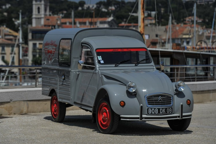 2CV Méhari Club Cassis: Visit to the company's workshops - © Cathy Dubuisson 2CV Méhari Club Cassis: Visit to the company's workshops