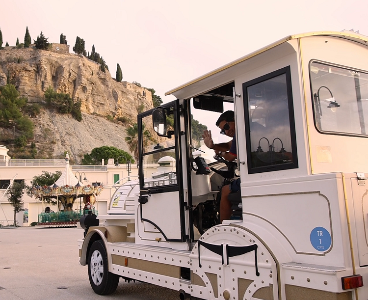 Guided tour by tourist train - © France Voguette_Ian Hanning Guided tour by tourist train