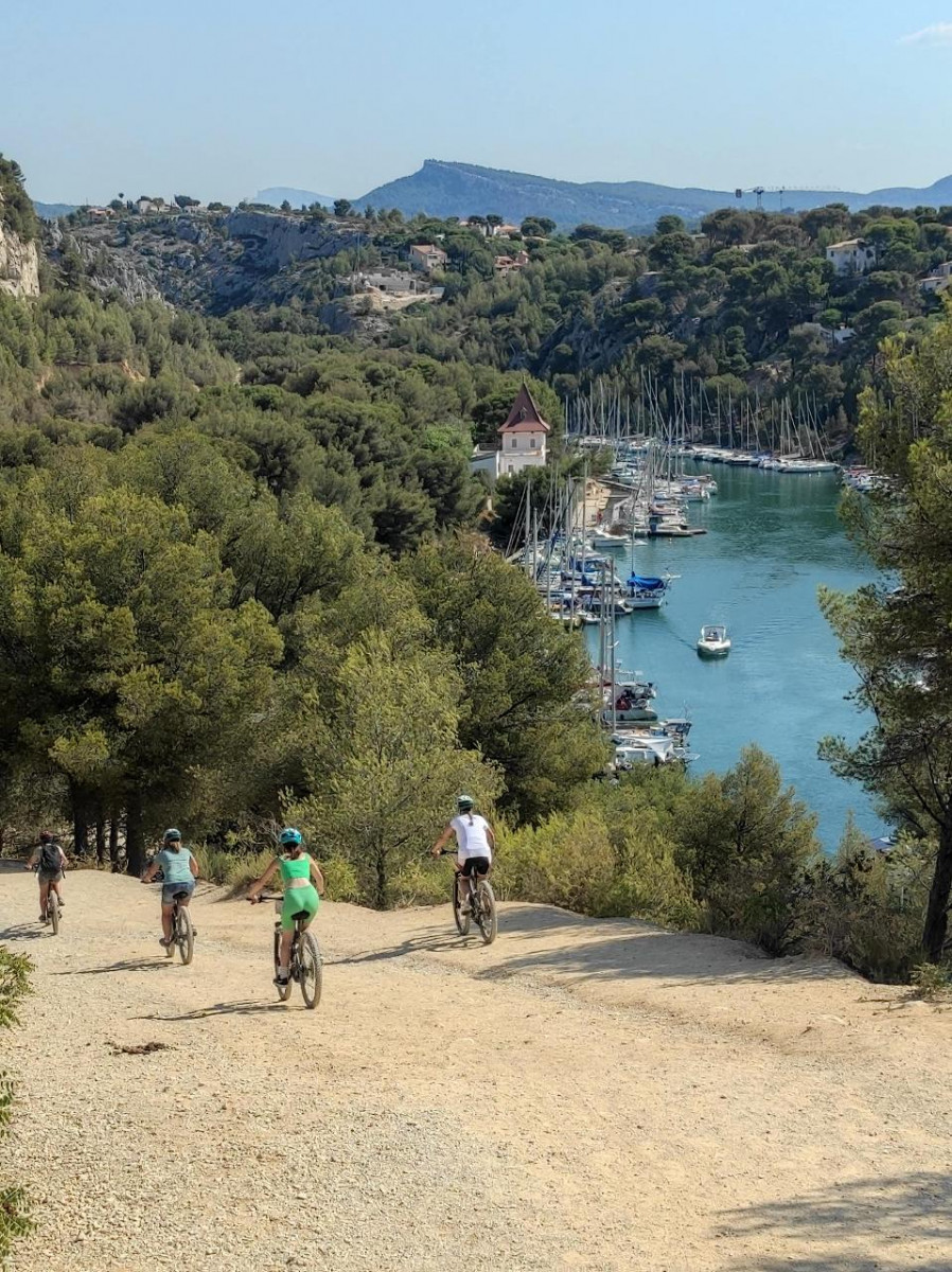Tour by electrical mountain bike 2H  - Calanques National Park - © Trolib Cassis Tour by electrical mountain bike 2H  - Calanques National Park