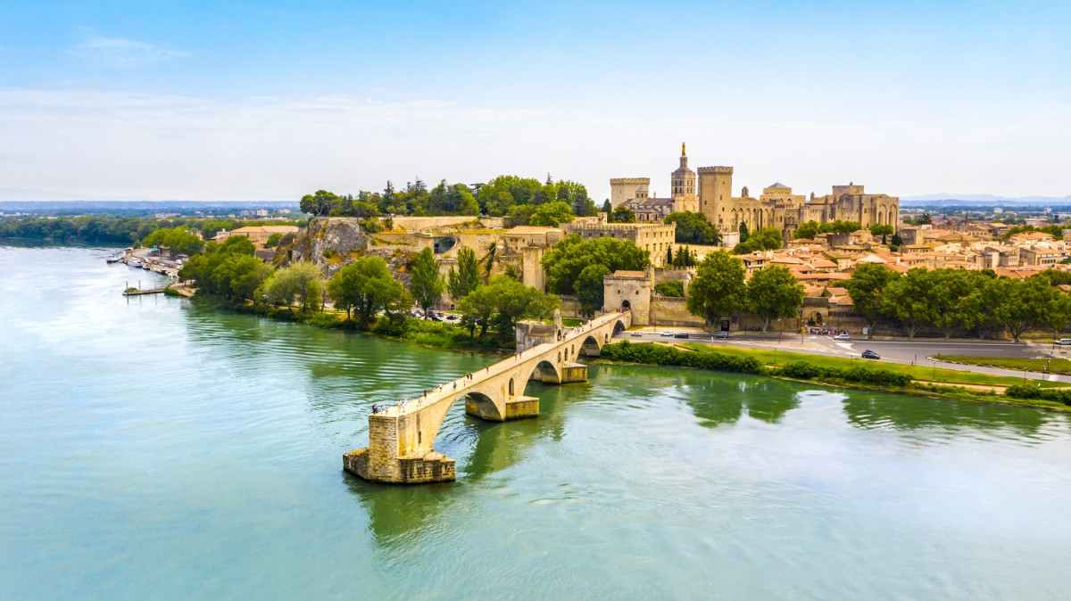 From Cassis: Day trip to Avignon with private driver