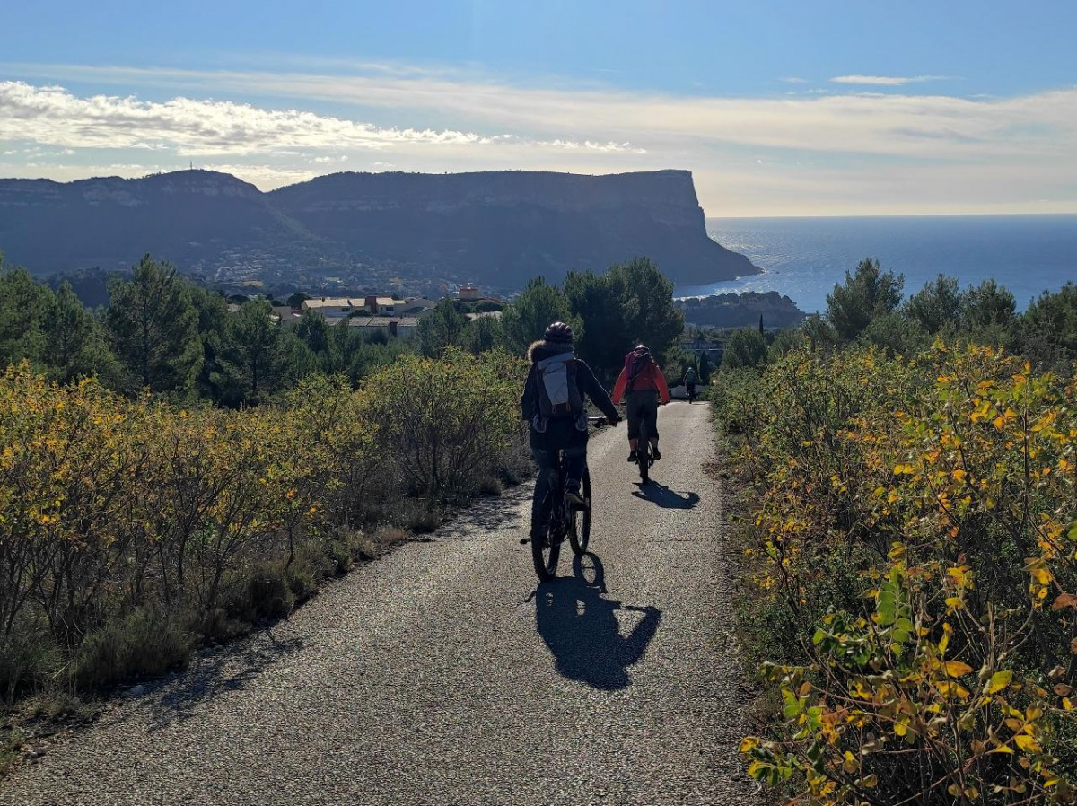 Location de E-VTT 1/2 journée sur Cassis et Parc national des Calanques Location de E-VTT 1/2 journée sur Cassis et Parc national des Calanques