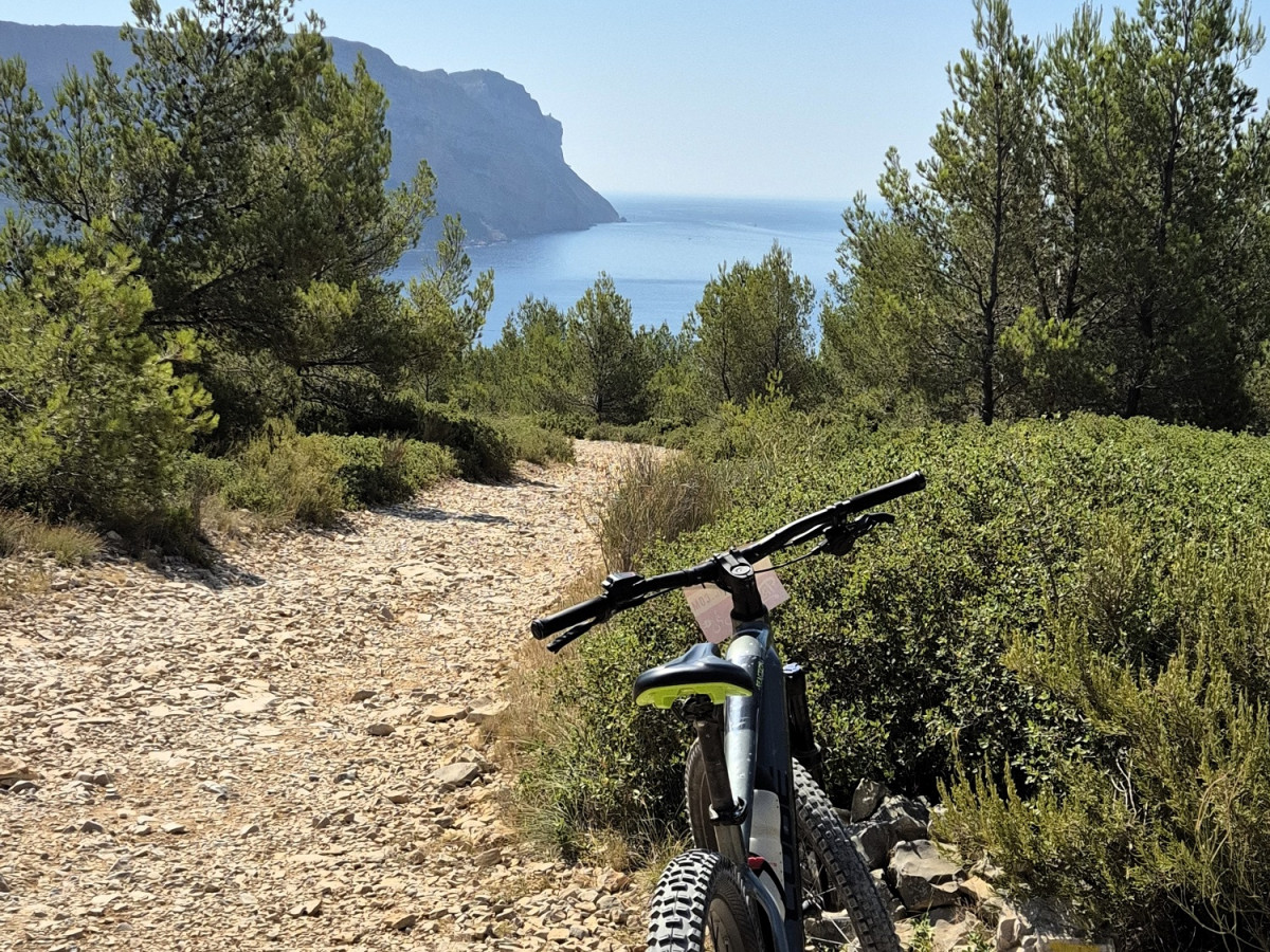 Location de E-VTT 1/2 journée sur Cassis et Parc national des Calanques Location de E-VTT 1/2 journée sur Cassis et Parc national des Calanques