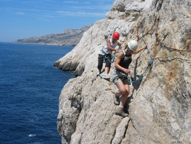 Adventure course: Bec of Sormiou by via cordata - © Bureau des guides et accompagnateurs de Cassis Calanques Cap Canaille Adventure course: Bec of Sormiou by via cordata