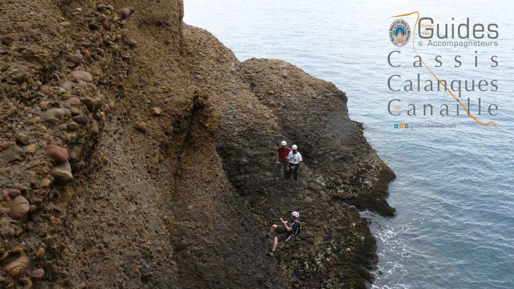 Adventure course: Trou Souffleur canyon by via cordata - © Bureau des guides et accompagnateurs de Cassis Calanques Cap Canaille Adventure course: Trou Souffleur canyon by via cordata