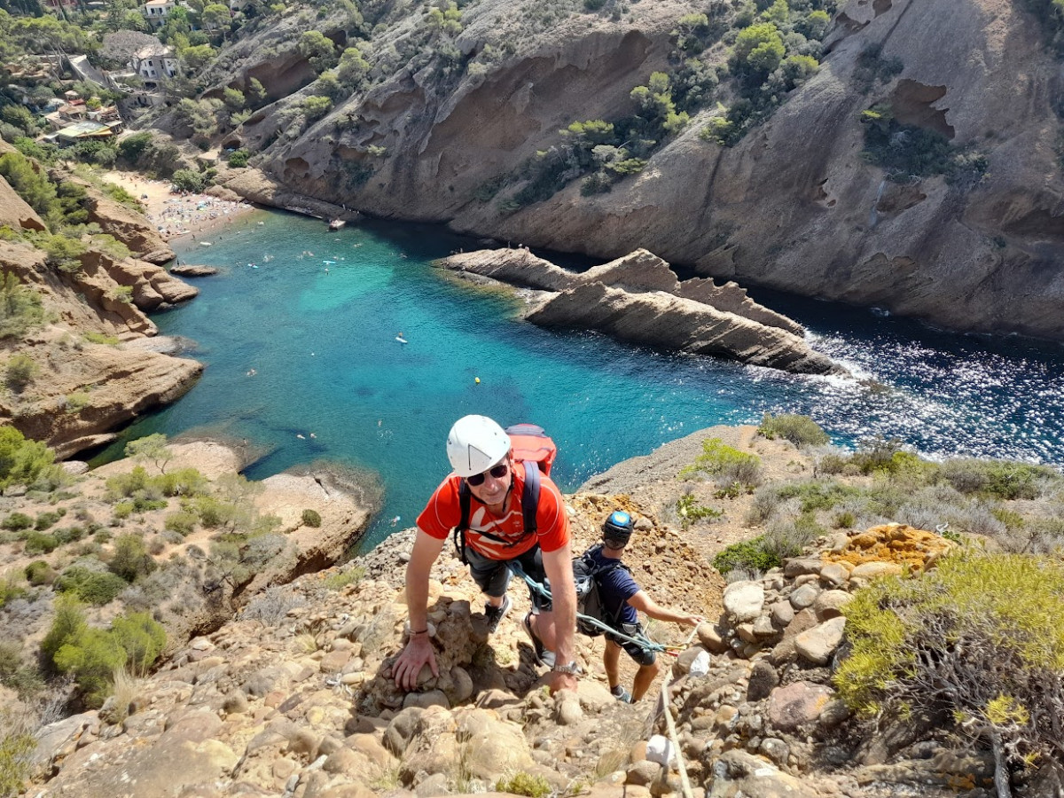 Adventure course: Climbing the Capucin by via cordata - © Bureau des guides et accompagnateurs de Cassis Calanques Cap Canaille Adventure course: Climbing the Capucin by via cordata