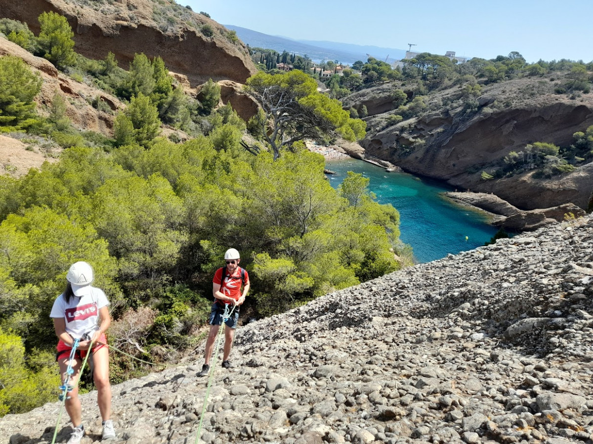 Adventure course: Climbing the Capucin by via cordata - © Bureau des guides et accompagnateurs de Cassis Calanques Cap Canaille Adventure course: Climbing the Capucin by via cordata