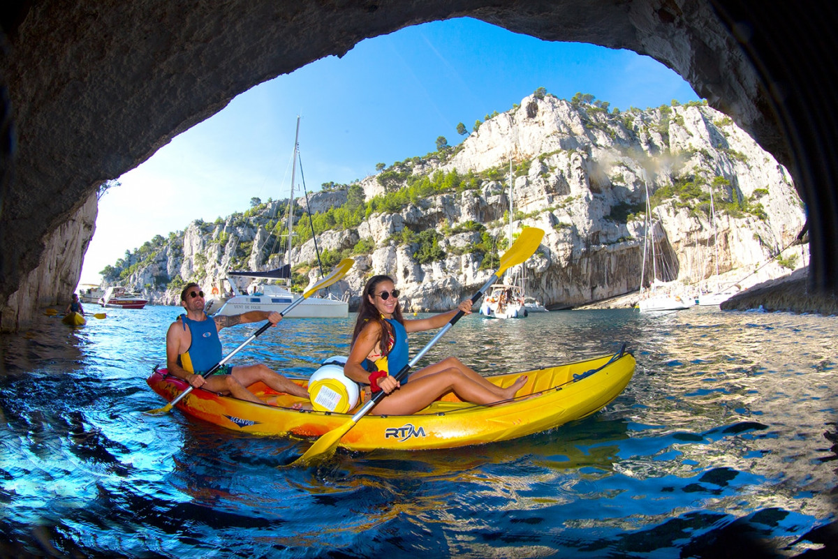 Guided sea kayaking excursion 4h in the calanques with the CSLN - © CLUB SPORTS LOISIRS NAUTIQUES CASSIS Guided sea kayaking excursion 4h in the calanques with the CSLN