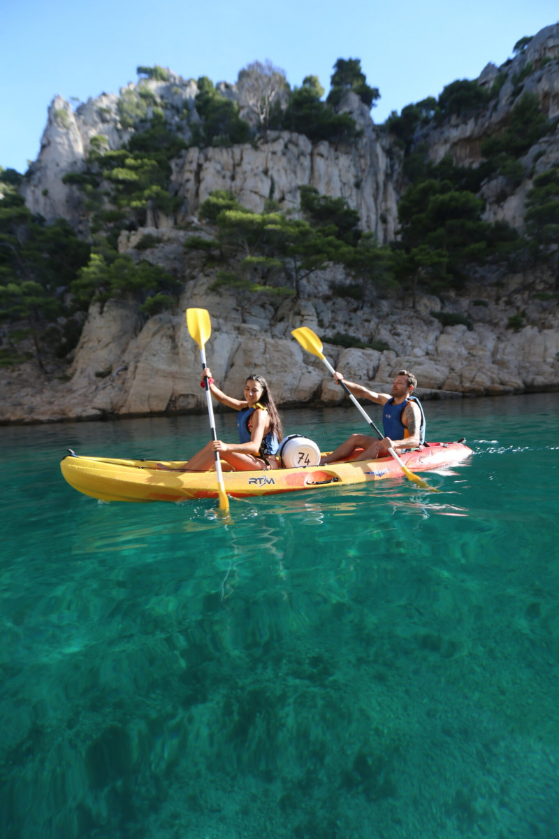 Guided sea kayaking excursion 4h in the calanques with the CSLN - © CLUB SPORTS LOISIRS NAUTIQUES CASSIS Guided sea kayaking excursion 4h in the calanques with the CSLN