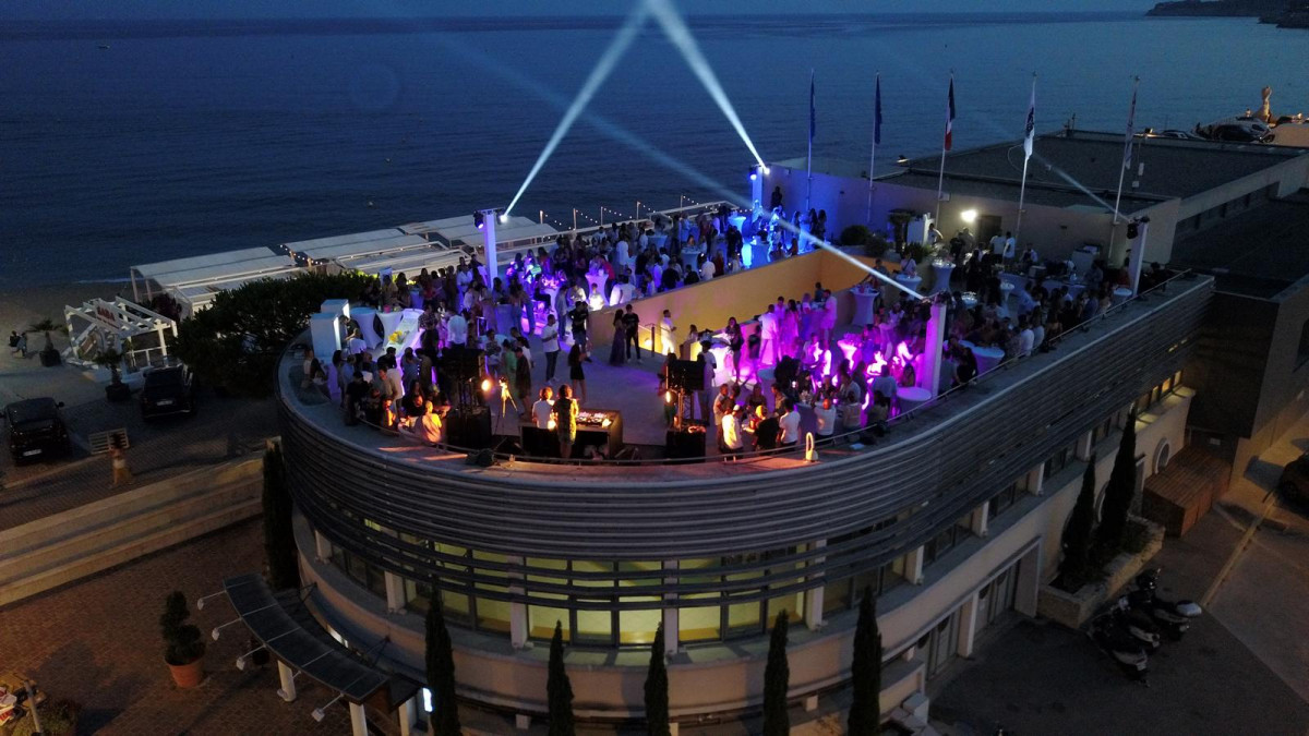 Rooftop Cassis - Soirée en plein air entre port et mer