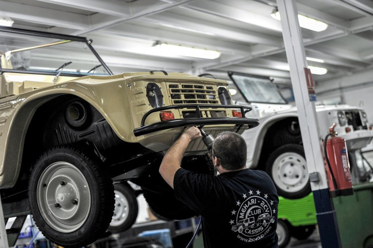2CV Méhari Club Cassis: Visit to the company's workshops - © Cathy Dubuisson 2CV Méhari Club Cassis: Visit to the company's workshops