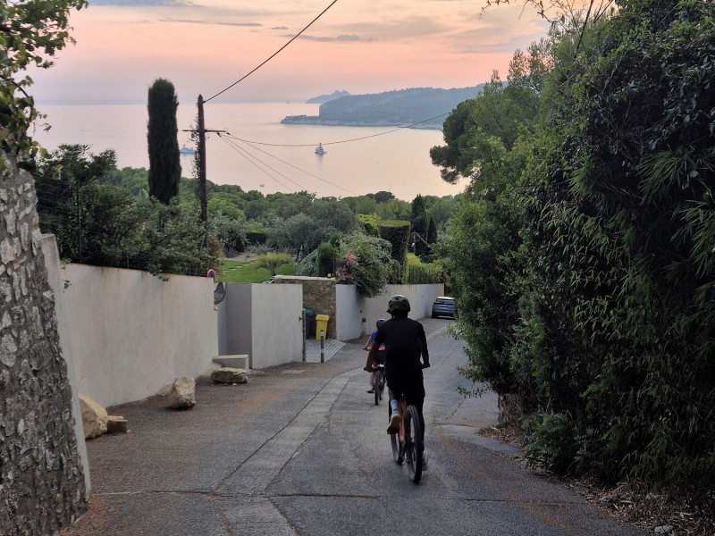 Circuit en VTT électrique 2H - Falaise du Cap Canaille en coucher de soleil