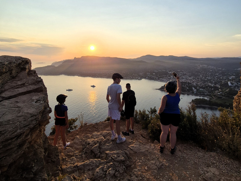 Circuit en VTT électrique 2H - Falaise du Cap Canaille en coucher de soleil