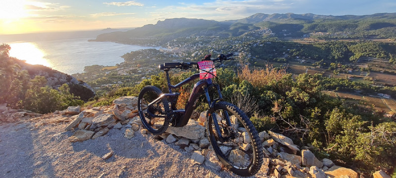 Circuit en VTT électrique 2H - Falaise du Cap Canaille en coucher de soleil