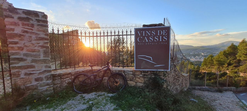 Circuit en VTT électrique 2H - Falaise du Cap Canaille en coucher de soleil