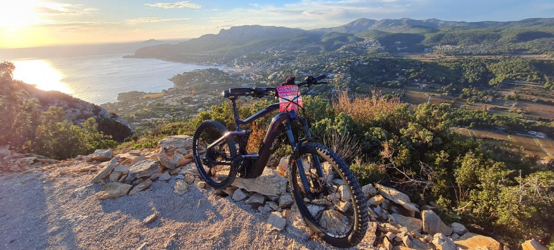Tour by electrical mountain bike 2H - Cap Canaille's cliff by sunset with Trolib