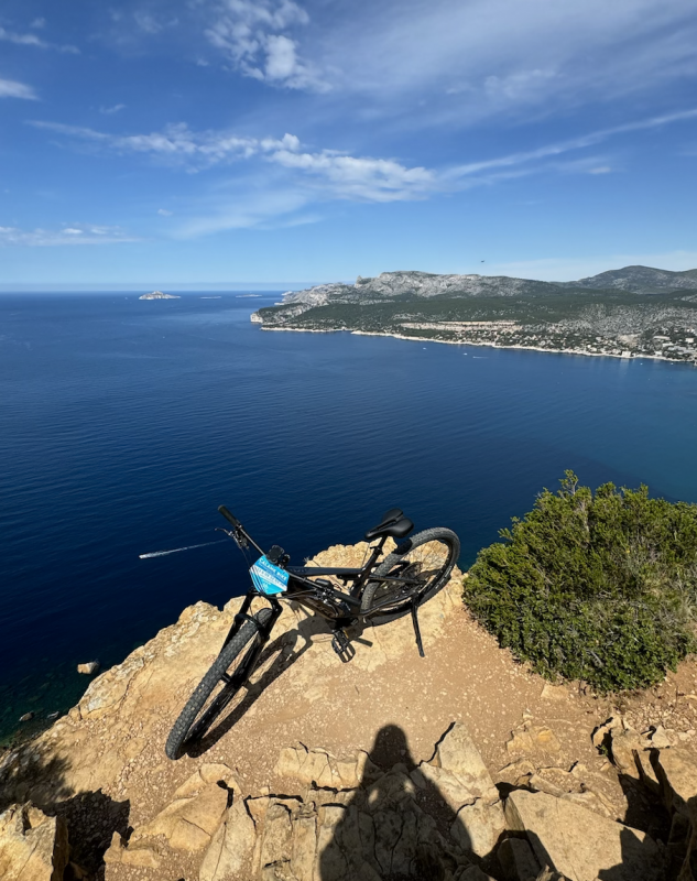 Découvrez Cassis autrement en VTT E-bike 3h/4h/journée avec guidage GPS Découvrez Cassis autrement en VTT E-bike 3h/4h/journée avec guidage GPS