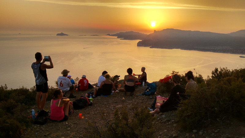 Soirée événement : balade guidée aux portes des Calanques avec vue imprenable sur le feu d'artifice du 14 juillet et du 15 août