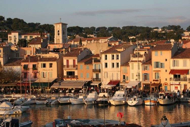 village-cassis-soir-port-2-638